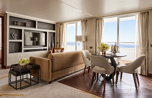 Junior Crystal Penthouse Suite (RYVF)